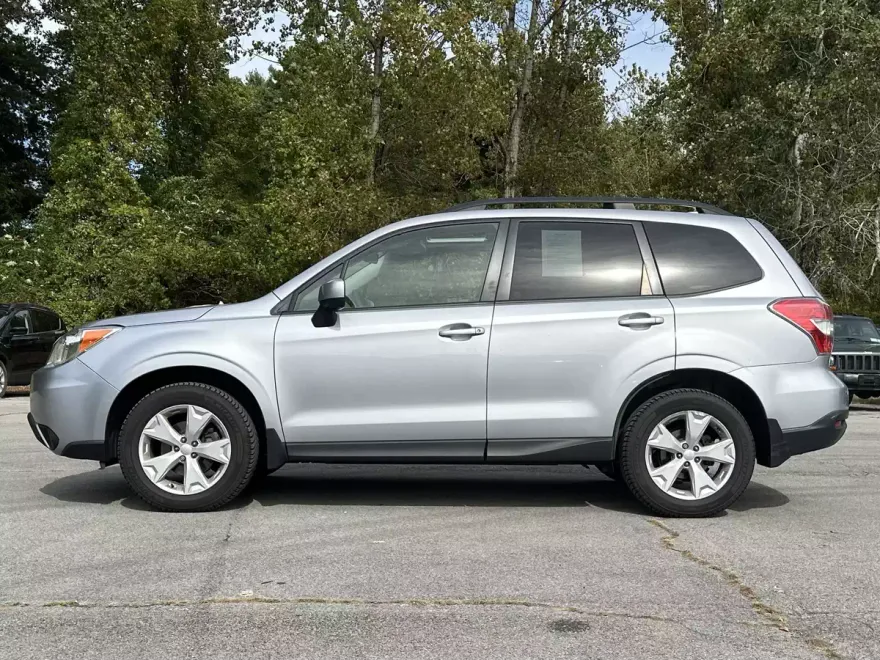 2016 Subaru Forester 2.5i Premium photo 1