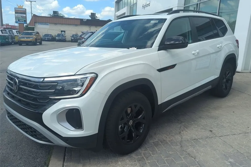 2025 Volkswagen Atlas Peak Edition SE photo 1