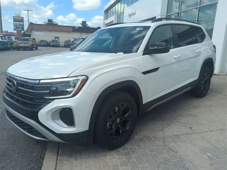 2025 Volkswagen Atlas Peak Edition SE photo 1