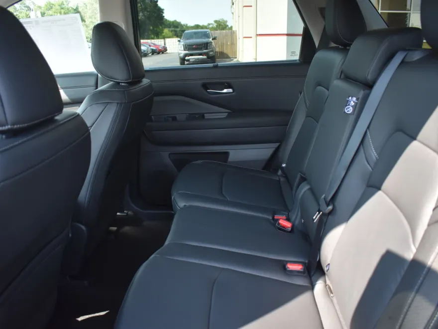 2025 Nissan Pathfinder SL photo 1