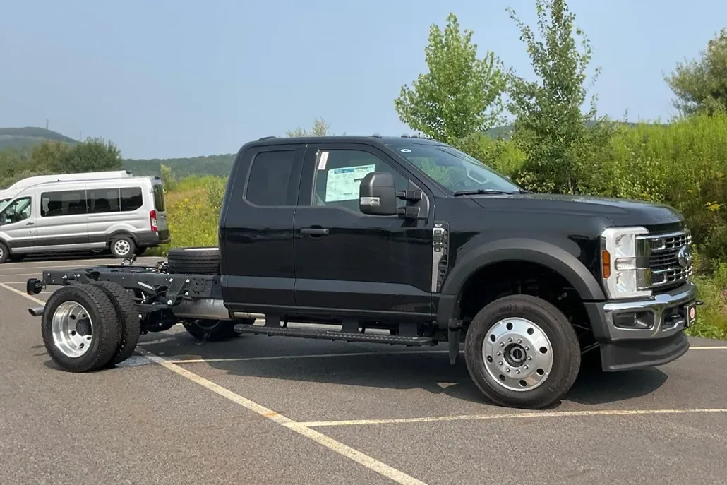 2025 Ford F-550 XLT photo 1