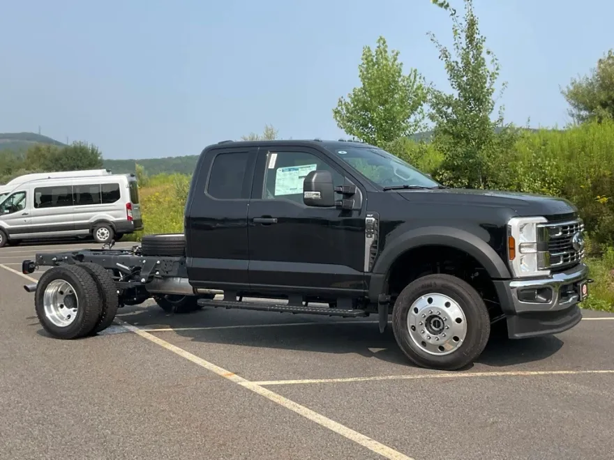 2025 Ford F-550 XLT photo 1