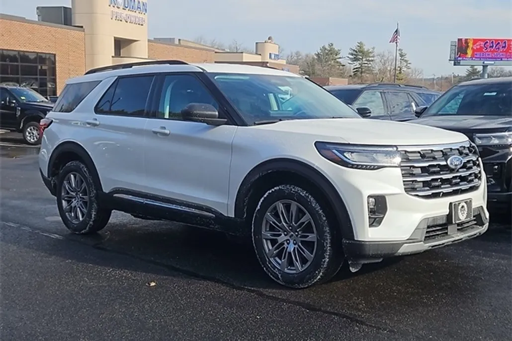2025 Ford Explorer photo 1