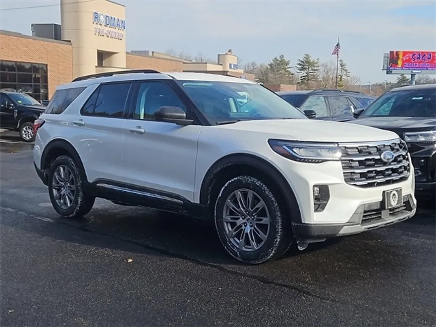 2025 Ford Explorer photo 1