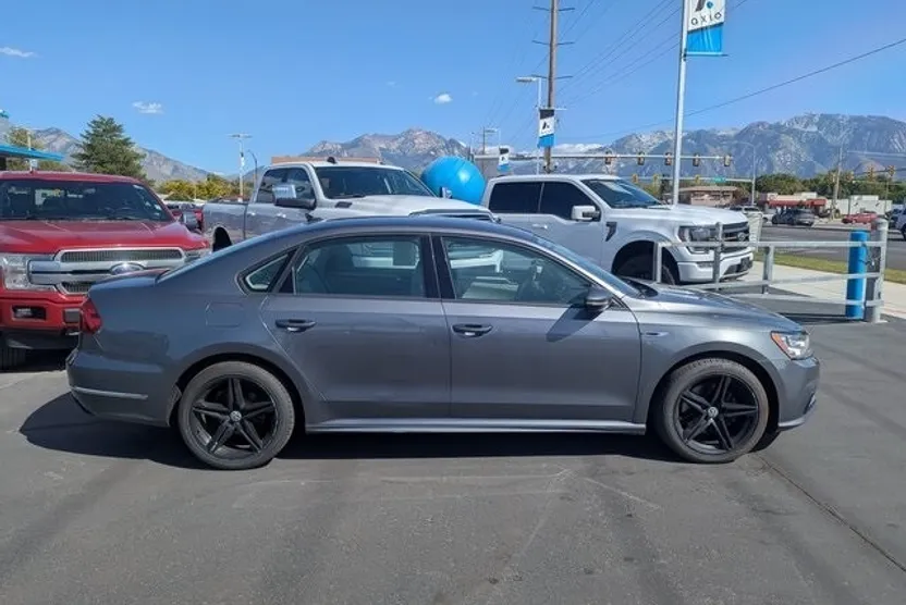 2018 Volkswagen Passat 2.0T R-Line photo 1