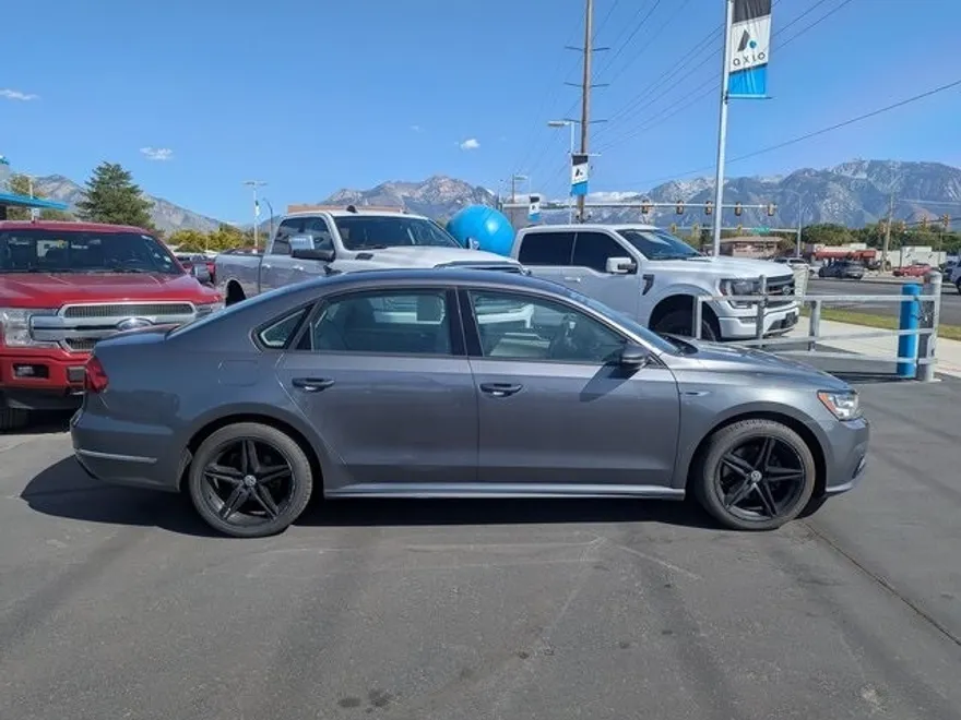 2018 Volkswagen Passat 2.0T R-Line photo 1