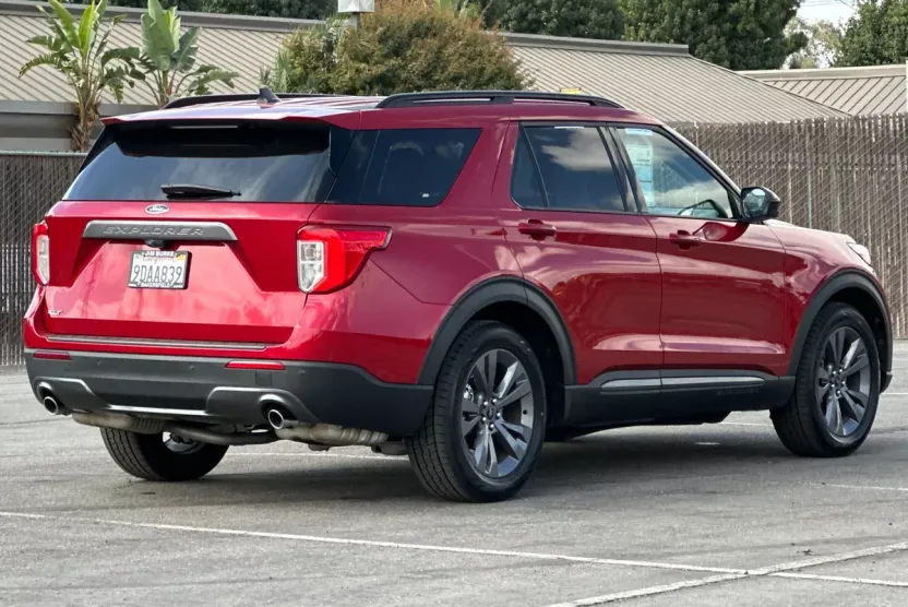 2022 Ford Explorer XLT photo 1