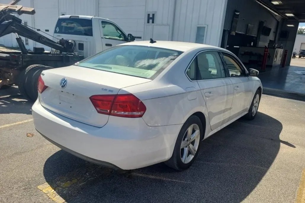 2015 Volkswagen Passat SE photo 1