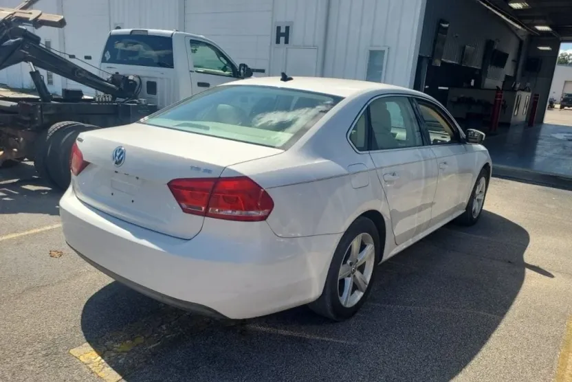 2015 Volkswagen Passat SE photo 1
