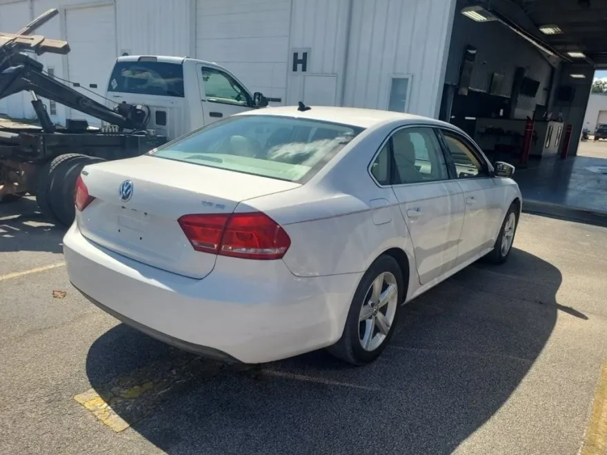 2015 Volkswagen Passat SE photo 1