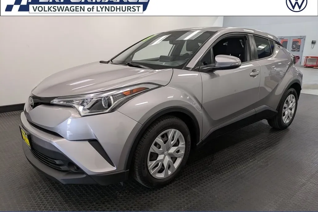 2019 Toyota C-HR LE photo 1