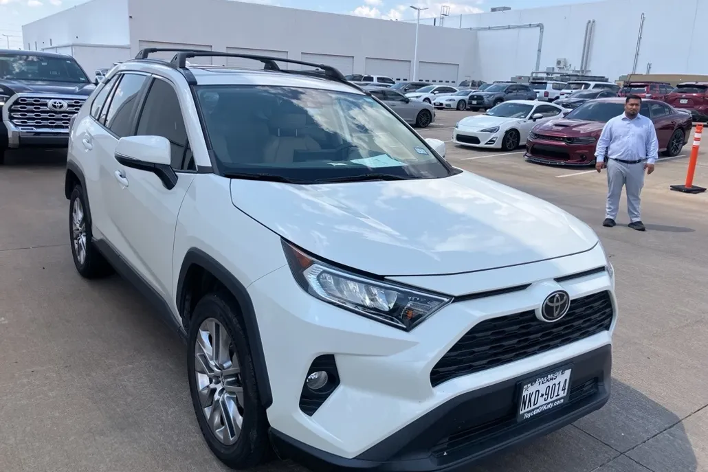 2021 Toyota RAV4 XLE Premium photo 1