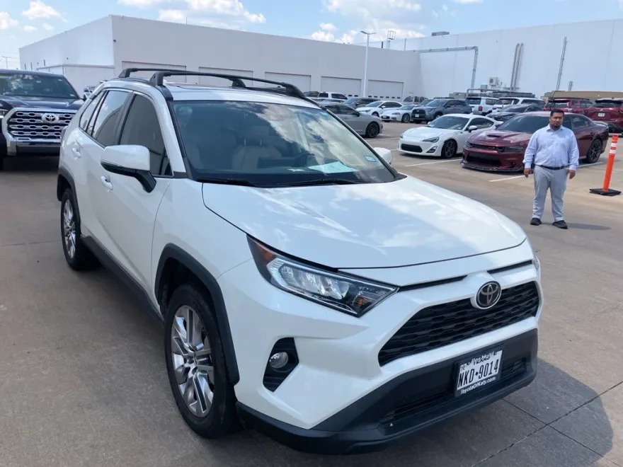 2021 Toyota RAV4 XLE Premium photo 1