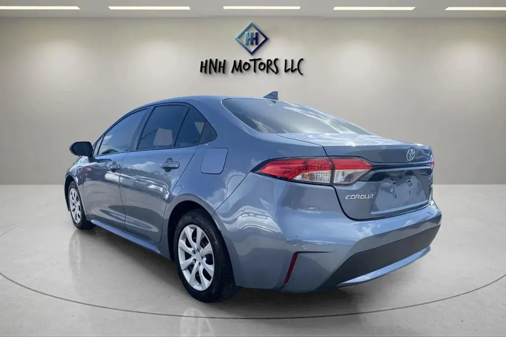 2021 Toyota Corolla LE photo 1