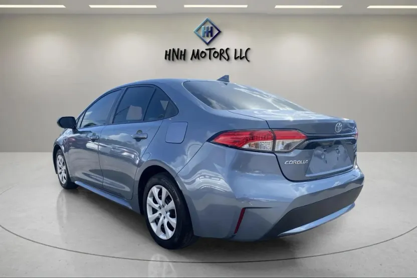 2021 Toyota Corolla LE photo 1
