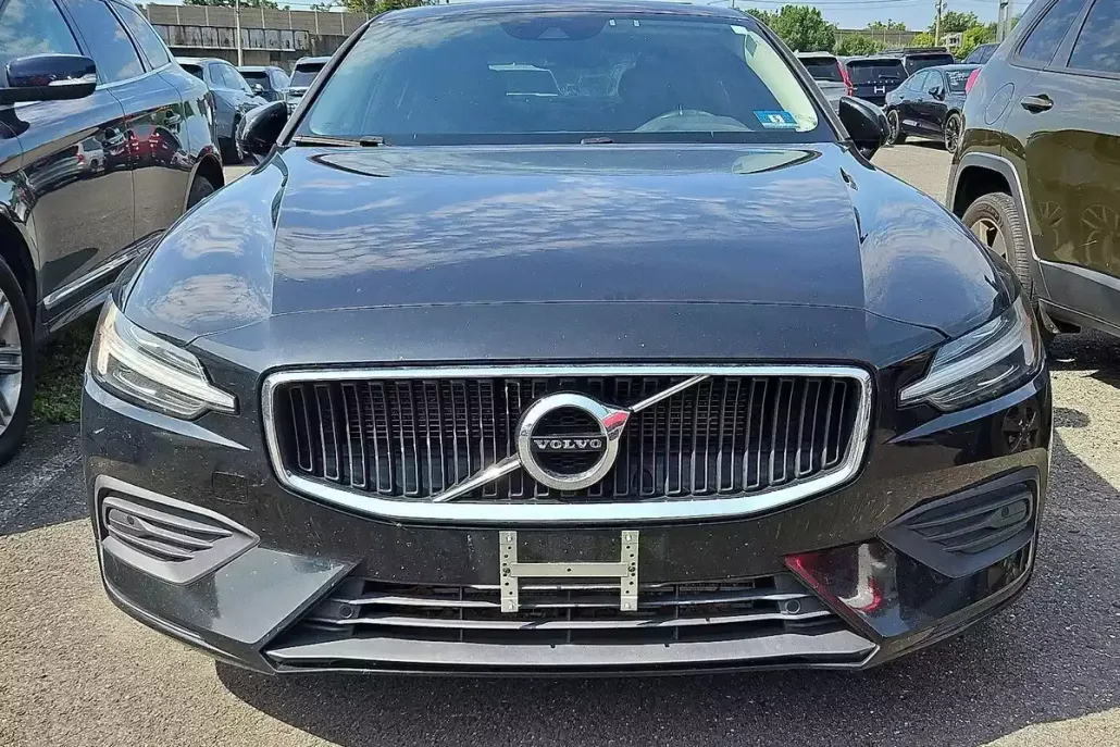 2020 Volvo S60 T6 AWD Momentum photo 1