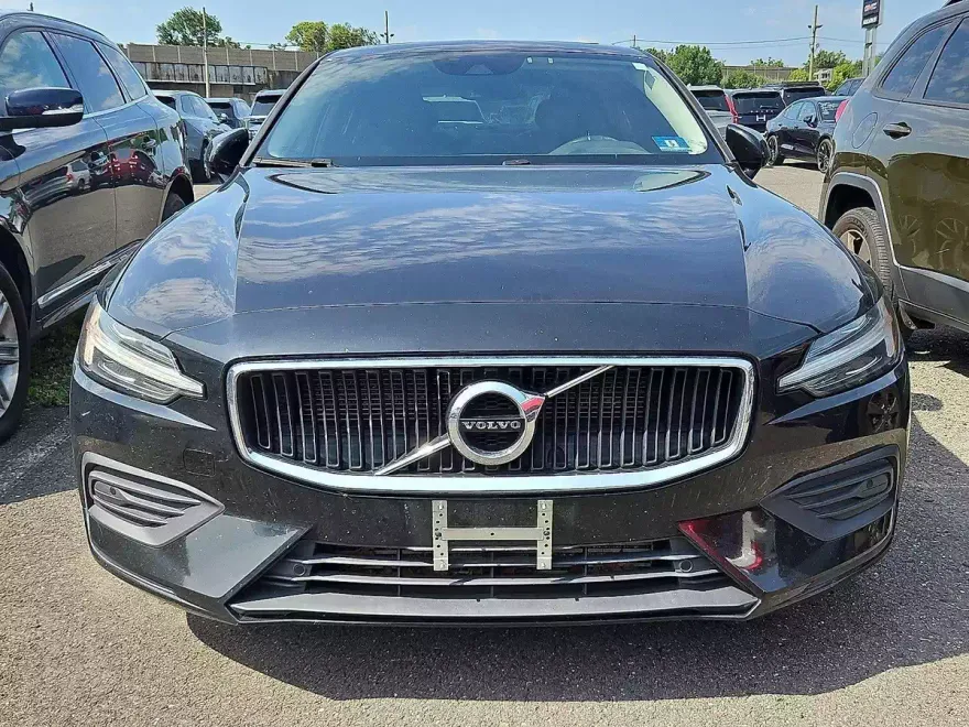 2020 Volvo S60 T6 AWD Momentum photo 1