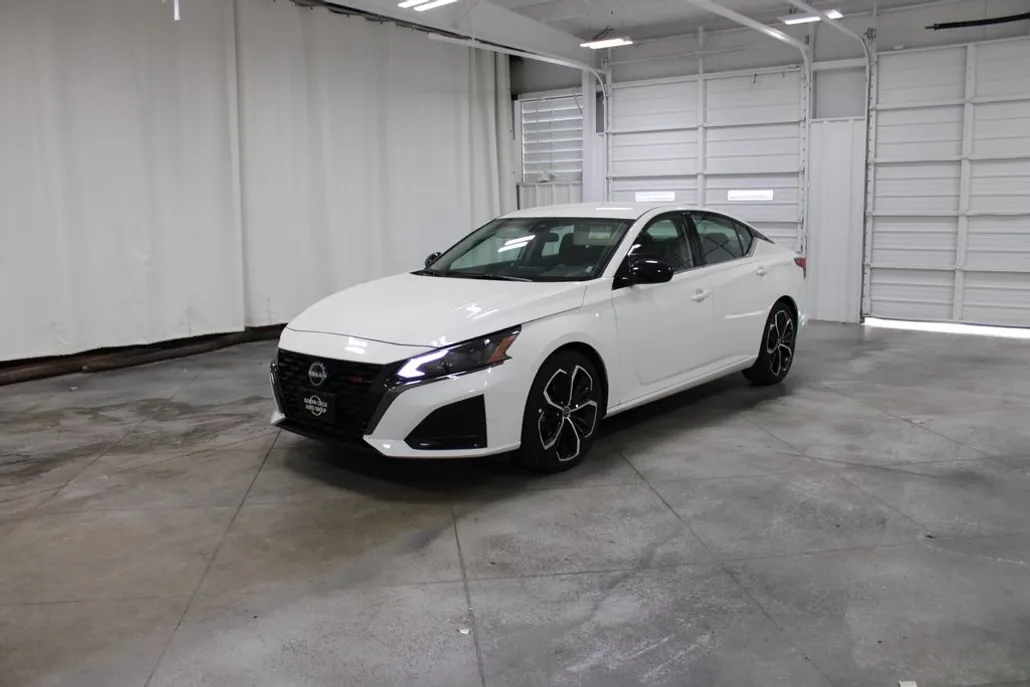 2024 Nissan Altima 2.5 SR photo 1
