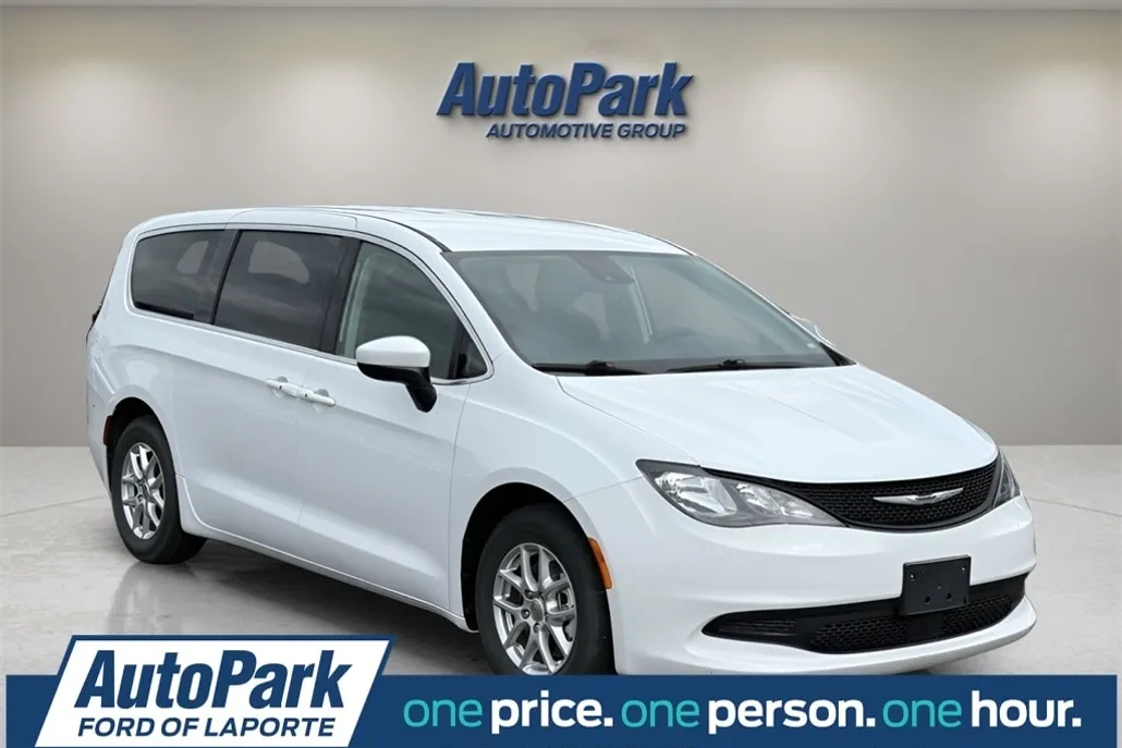 2023 Chrysler Voyager LX photo 1