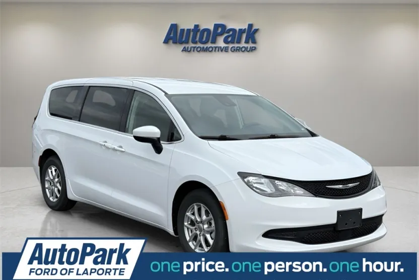 2023 Chrysler Voyager LX photo 1