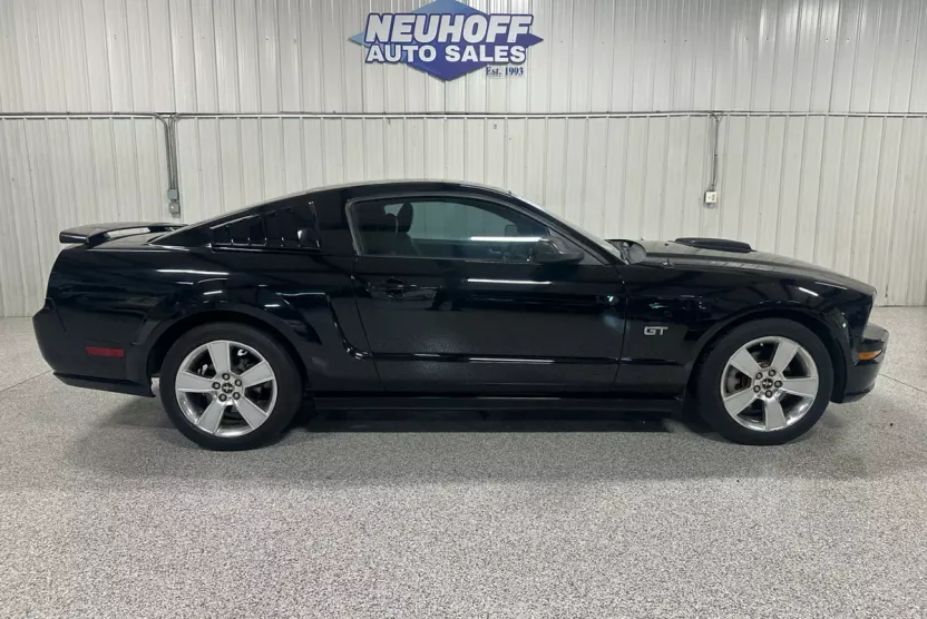2006 Ford Mustang GT Deluxe photo 1