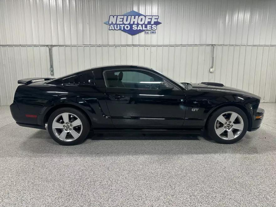 2006 Ford Mustang GT Deluxe photo 1