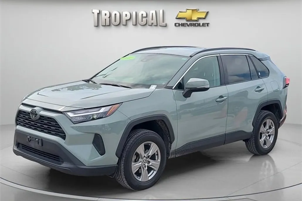 2022 Toyota RAV4 XLE photo 1