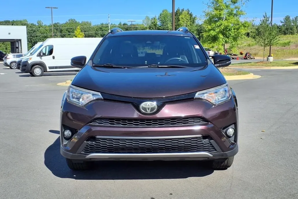2017 Toyota RAV4 SE photo 1
