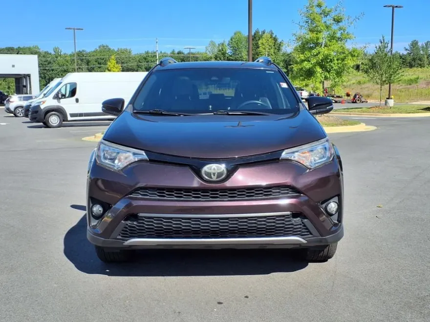 2017 Toyota RAV4 SE photo 1