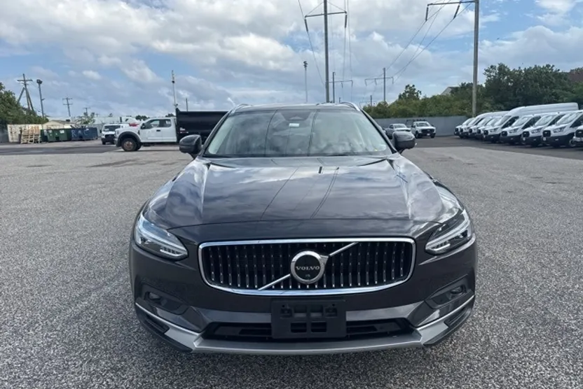 2023 Volvo V90 Cross Country B6 photo 1