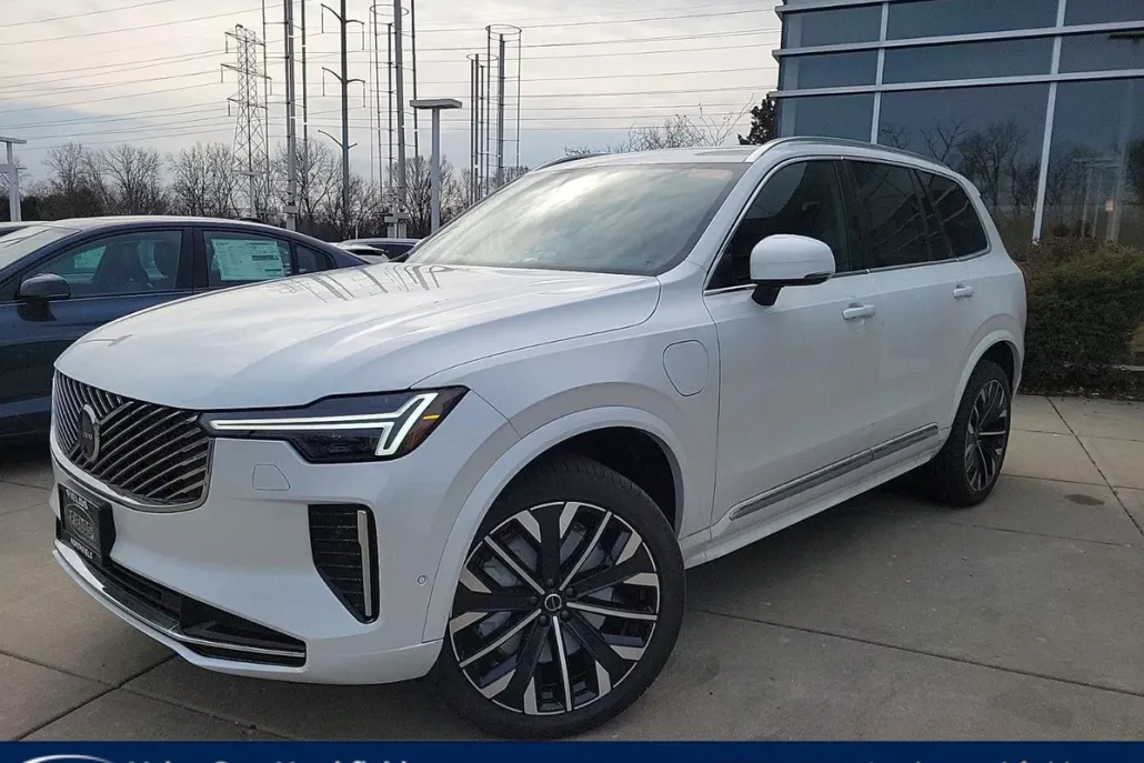 2025 Volvo XC90 T8 Plus photo 1