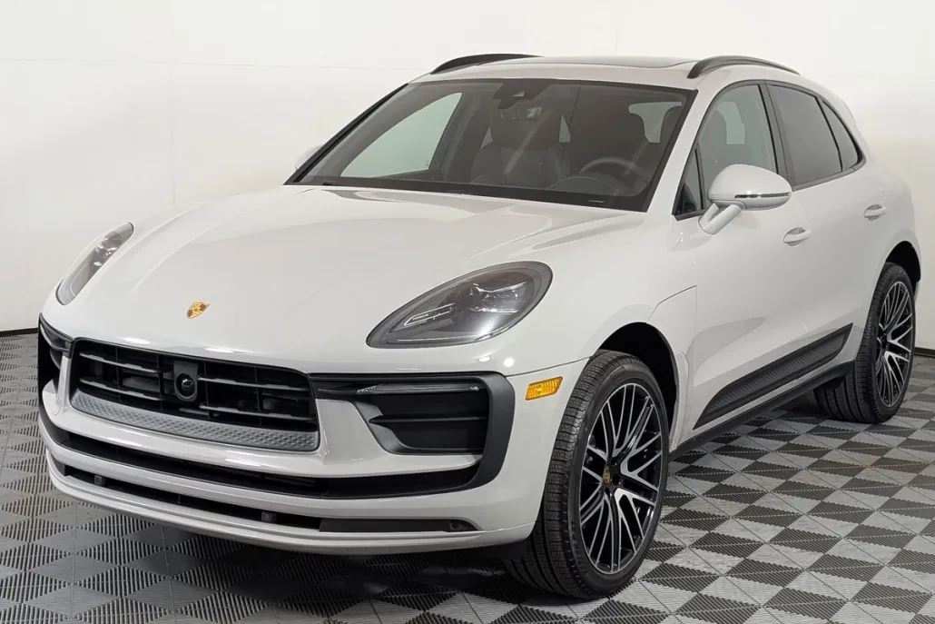 2026 Porsche Macan T photo 1