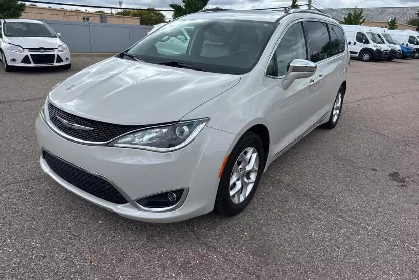 2020 Chrysler Pacifica Limited photo 1