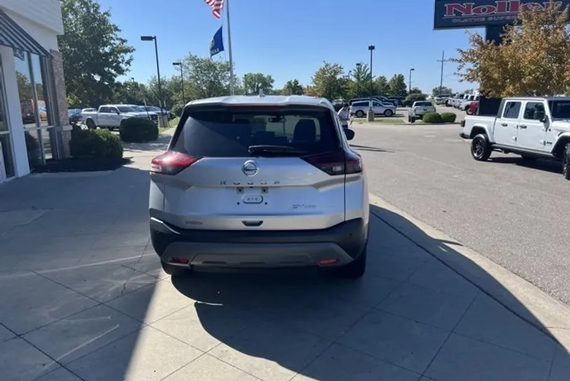 2021 Nissan Rogue SV photo 1