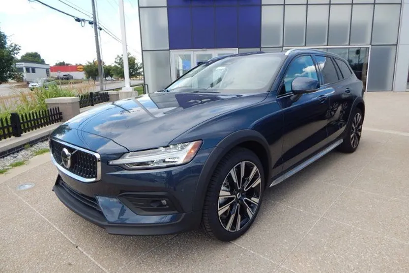 2026 Volvo V60 Cross Country B5 photo 1