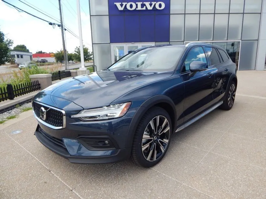 2026 Volvo V60 Cross Country B5 photo 1