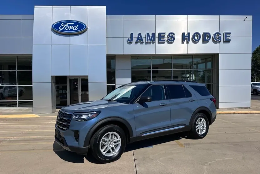 2025 Ford Explorer photo 1