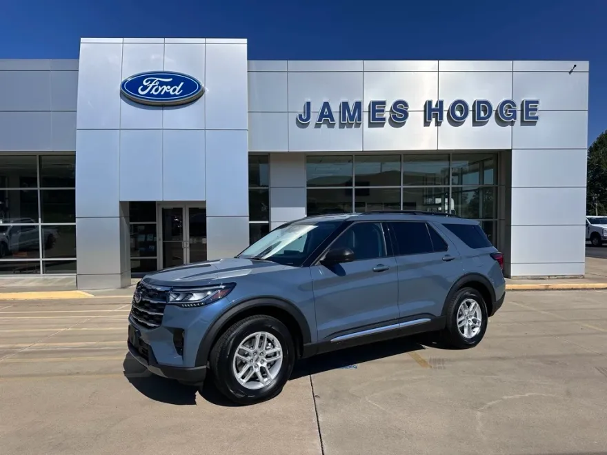 2025 Ford Explorer photo 1