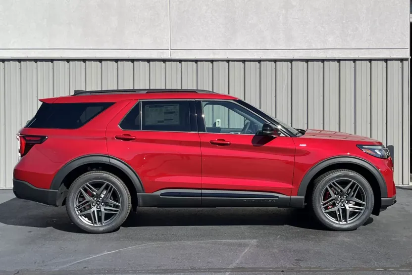 2025 Ford Explorer ST-Line photo 1