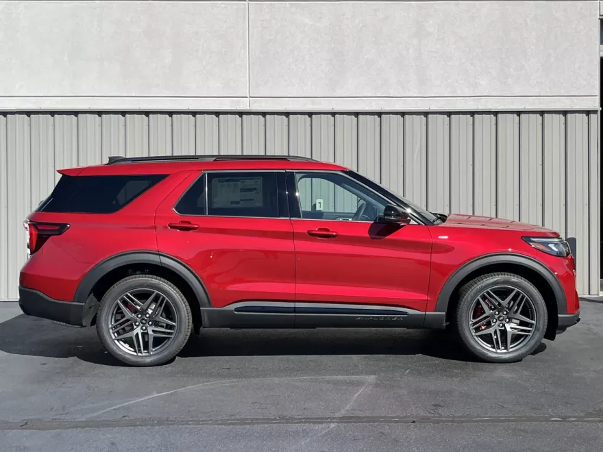 2025 Ford Explorer ST-Line photo 1