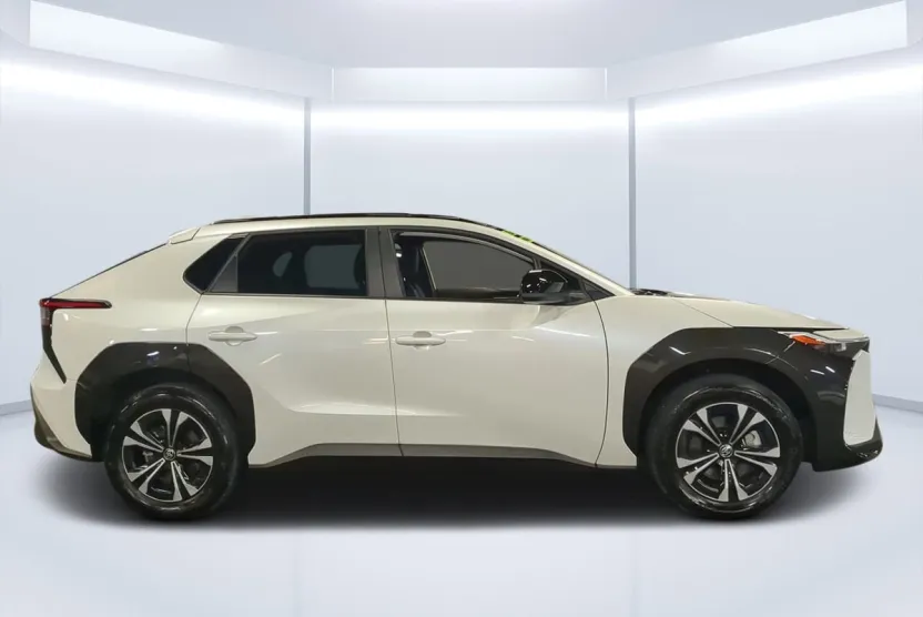 2024 Toyota bZ4X XLE photo 1