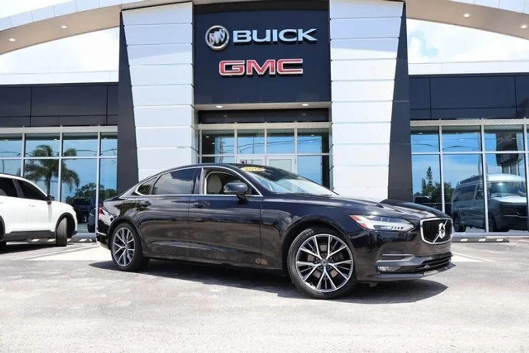2018 Volvo S90 Momentum photo 1