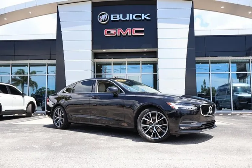 2018 Volvo S90 Momentum photo 1