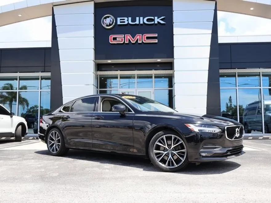 2018 Volvo S90 Momentum photo 1