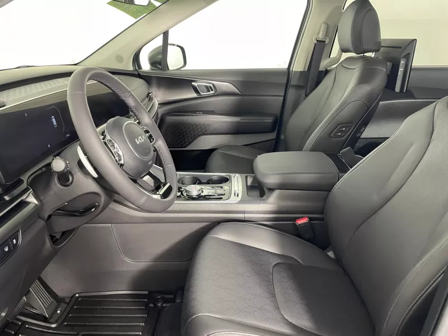2025 Kia Carnival SX photo 1