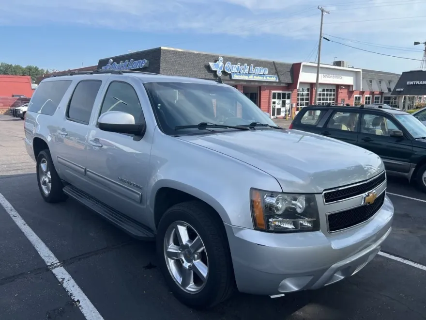 2014 Chevrolet Suburban 1500 LT photo 1