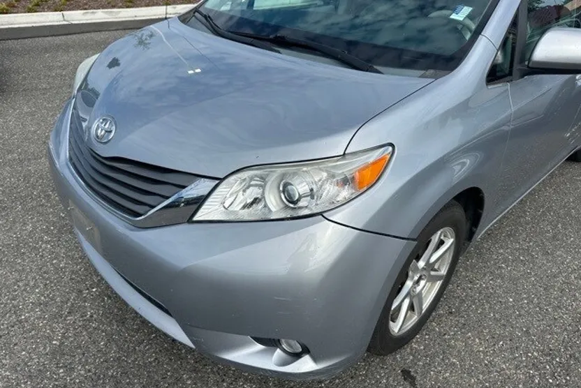 2014 Toyota Sienna XLE photo 1