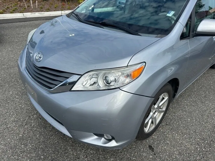 2014 Toyota Sienna XLE photo 1
