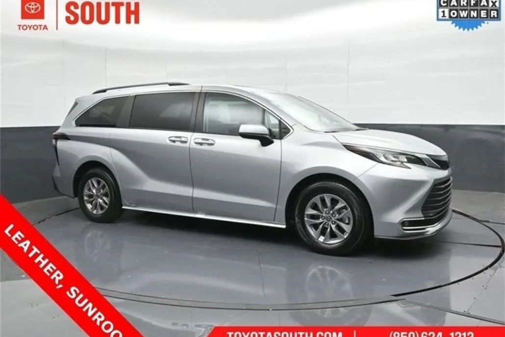 2023 Toyota Sienna XLE photo 1