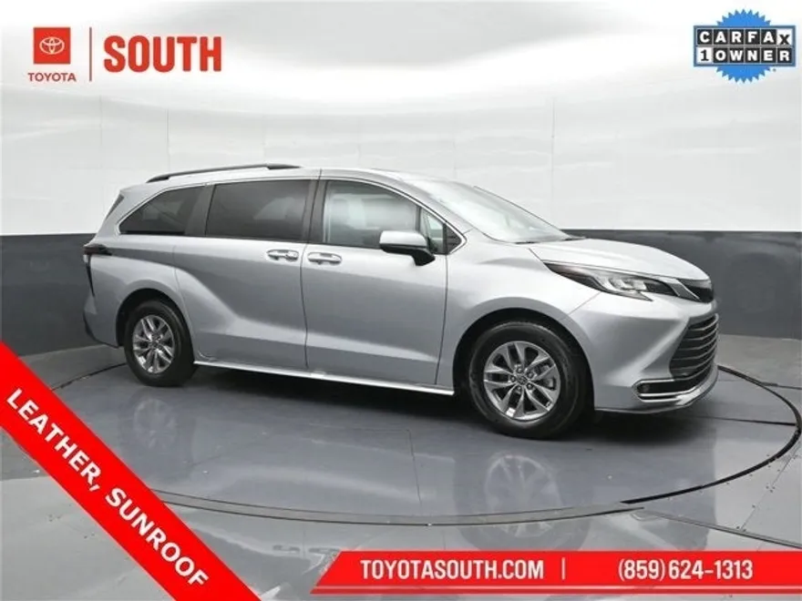 2023 Toyota Sienna XLE photo 1